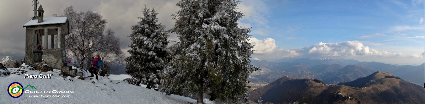 44 Alla cappelletta di vetta del Monte Poieto (1360 m).jpg